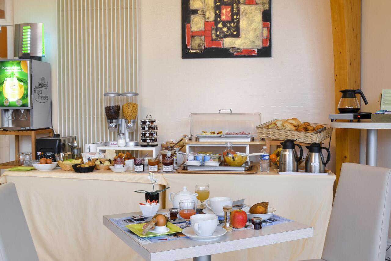 Logis Hotel Val De Vienne Le Vigeant ภายนอก รูปภาพ