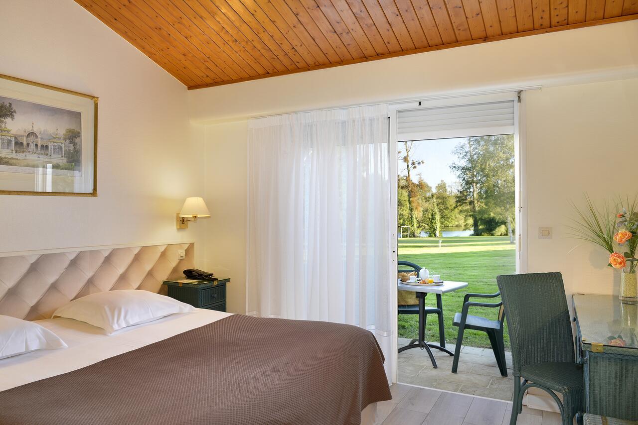 Logis Hotel Val De Vienne Le Vigeant ภายนอก รูปภาพ