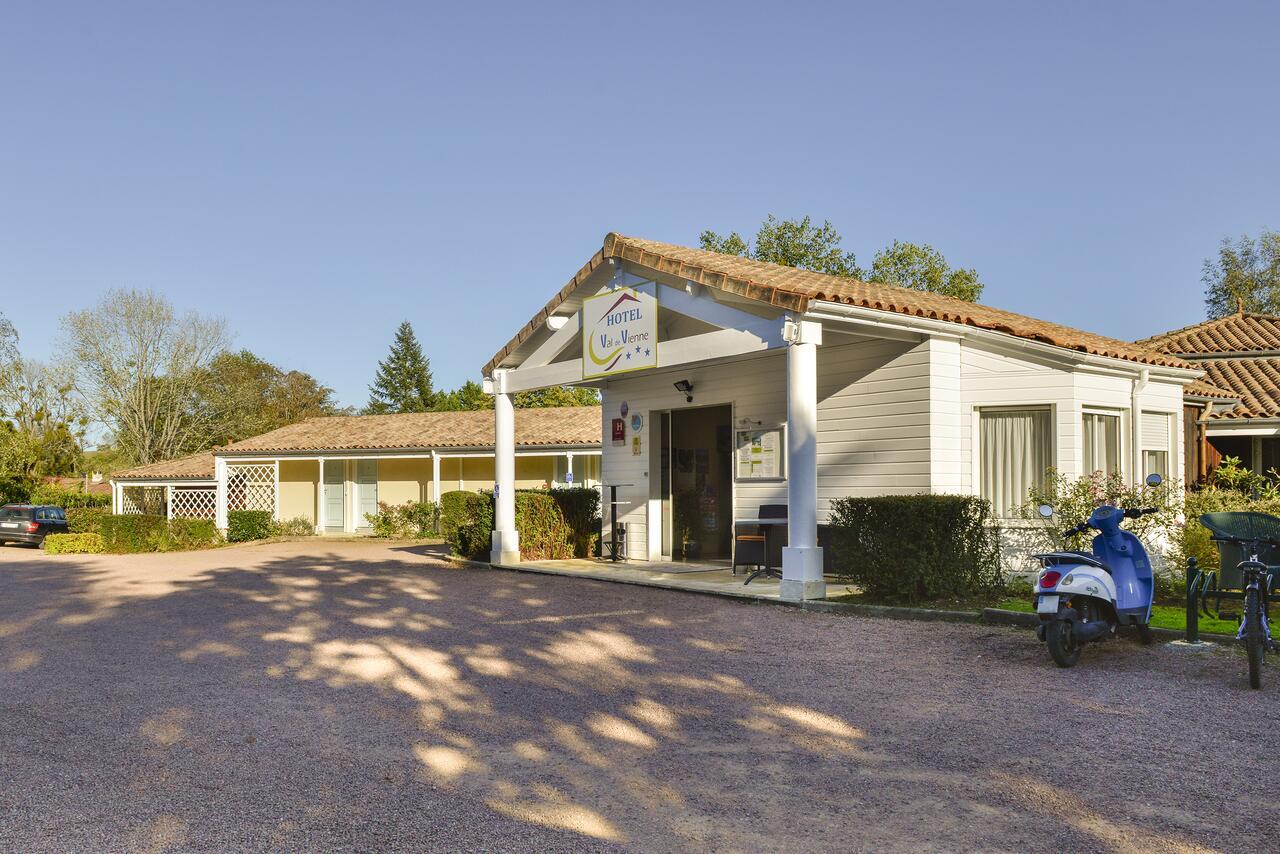 Logis Hotel Val De Vienne Le Vigeant ภายนอก รูปภาพ