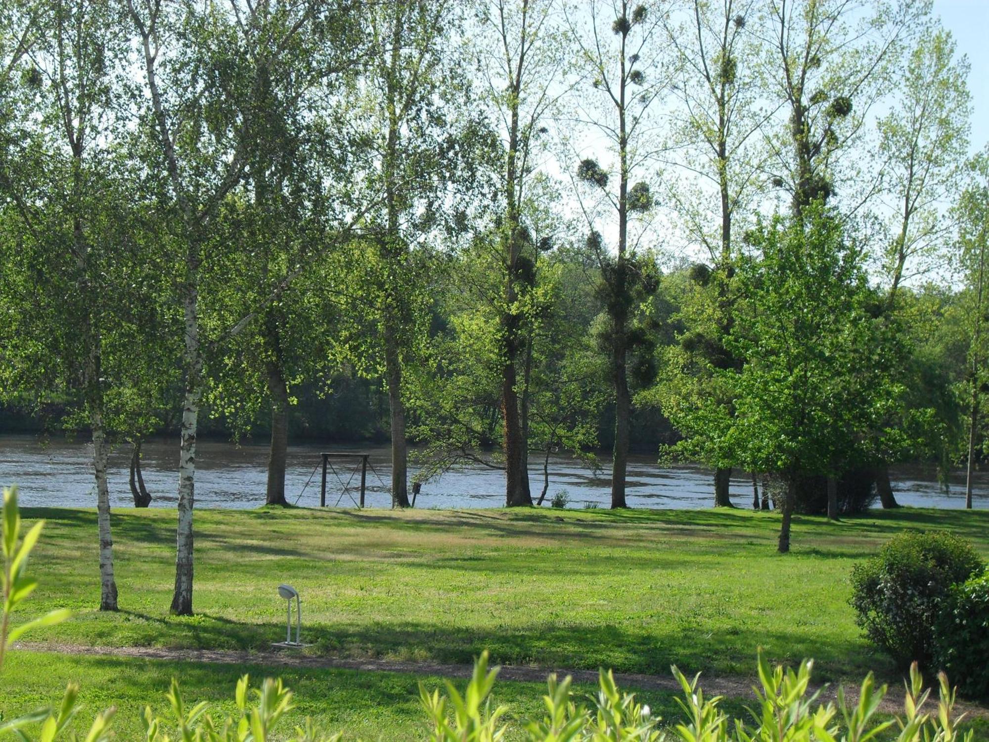 Logis Hotel Val De Vienne Le Vigeant ภายนอก รูปภาพ
