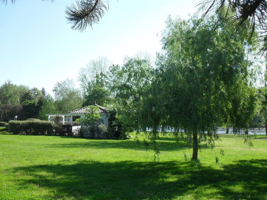 Logis Hotel Val De Vienne Le Vigeant ภายนอก รูปภาพ