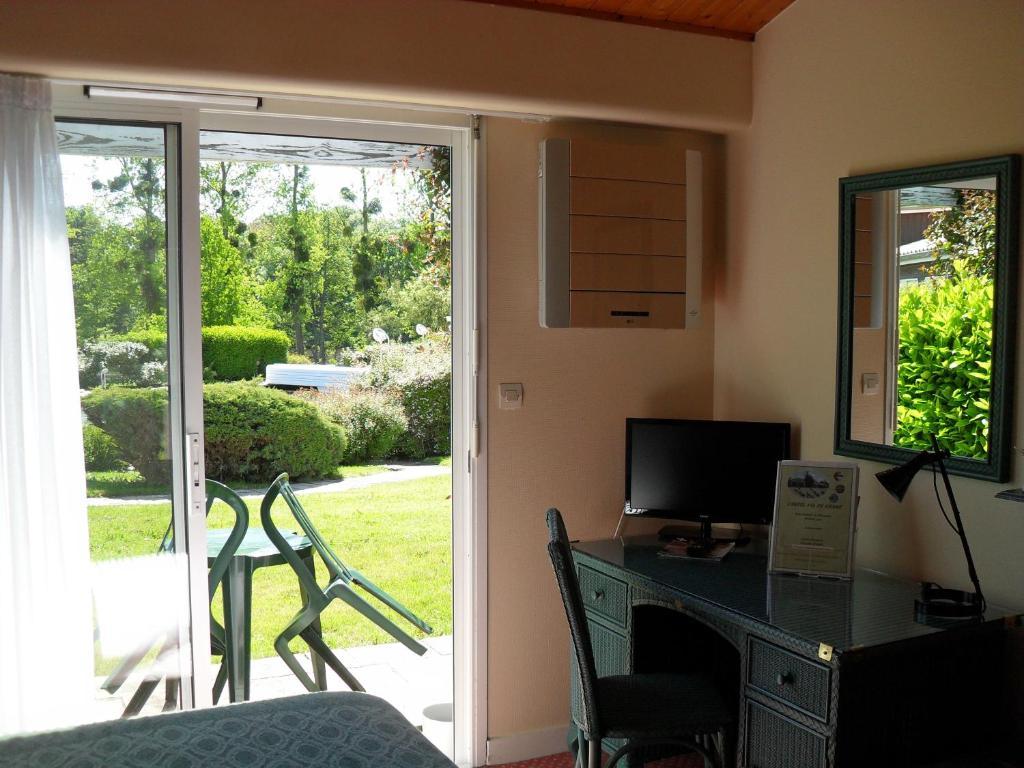 Logis Hotel Val De Vienne Le Vigeant ภายนอก รูปภาพ
