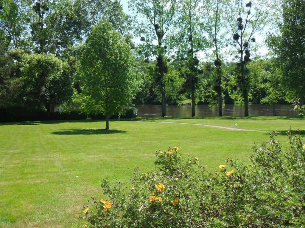 Logis Hotel Val De Vienne Le Vigeant ภายนอก รูปภาพ