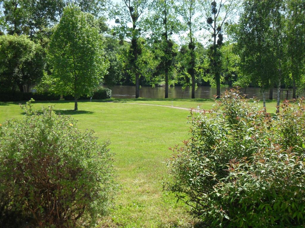 Logis Hotel Val De Vienne Le Vigeant ภายนอก รูปภาพ