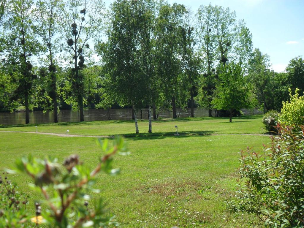 Logis Hotel Val De Vienne Le Vigeant ภายนอก รูปภาพ