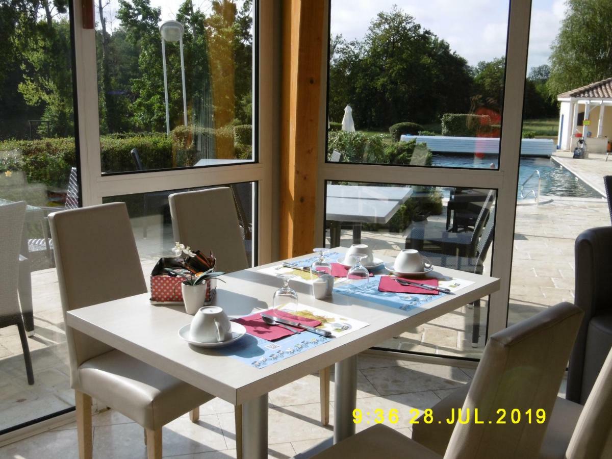 Logis Hotel Val De Vienne Le Vigeant ภายนอก รูปภาพ