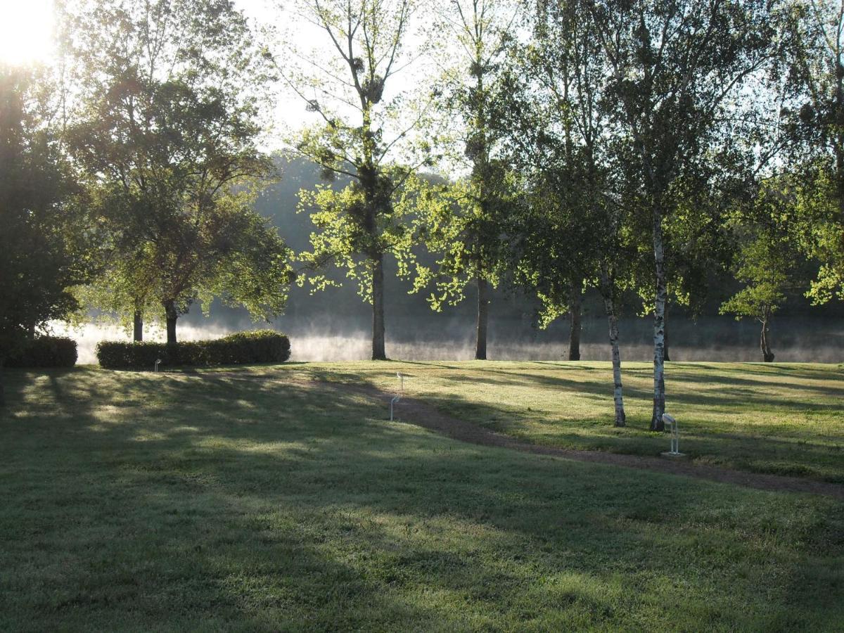 Logis Hotel Val De Vienne Le Vigeant ภายนอก รูปภาพ