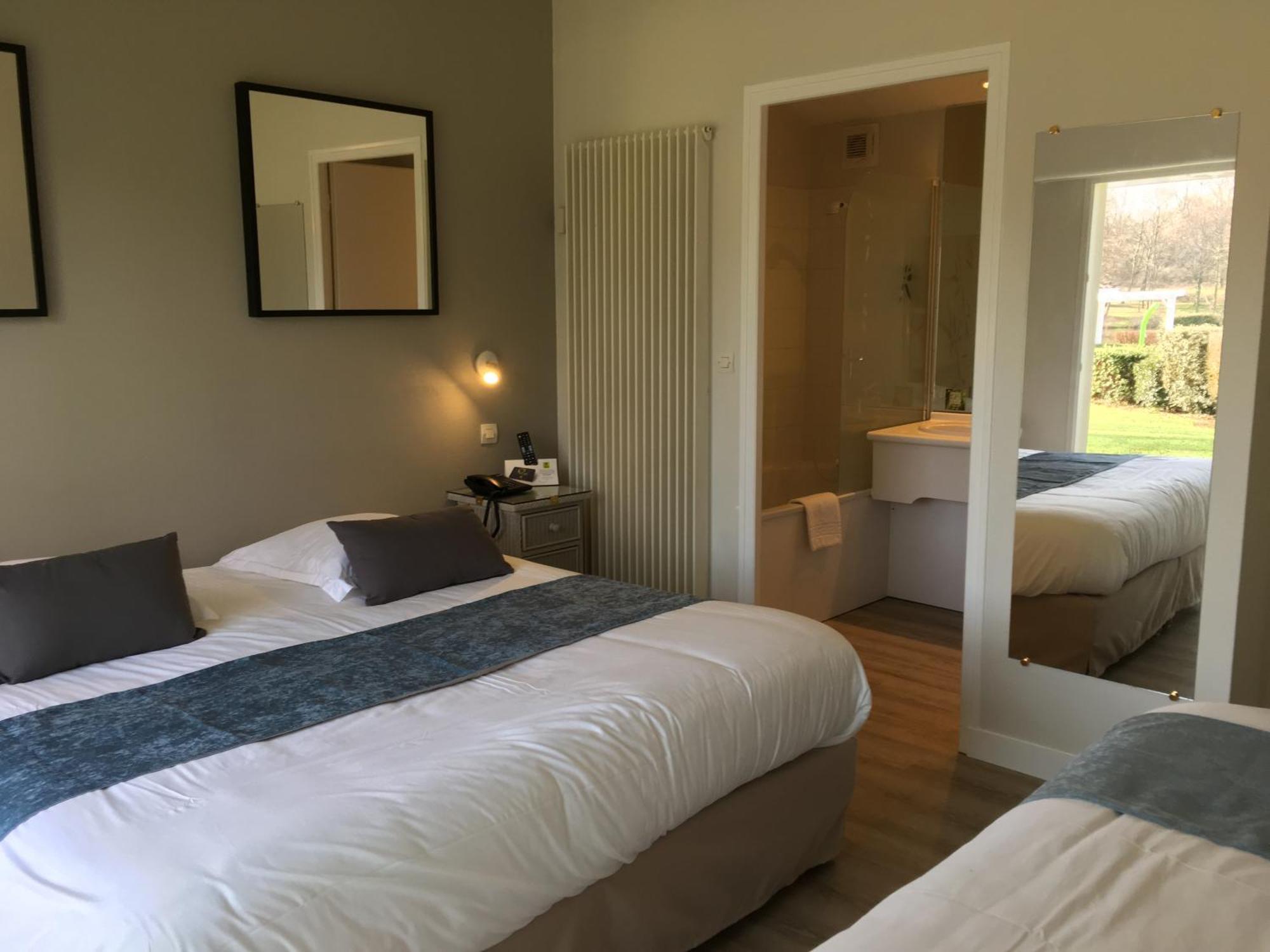 Logis Hotel Val De Vienne Le Vigeant ภายนอก รูปภาพ
